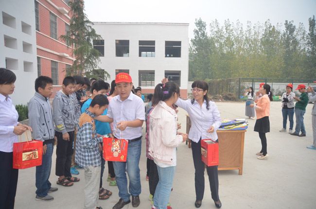 中秋慰問師生暖-社會(huì)支援月餅甜-人元生物公司參與中秋慰問捐贈(zèng)活動(dòng)