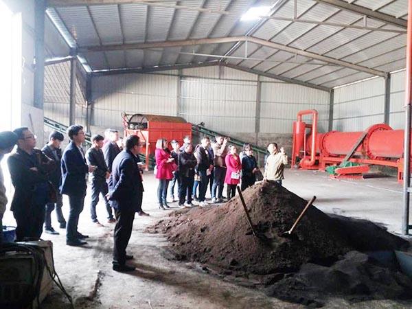 我公司組織員工到有機肥廠培訓(xùn)學(xué)習(xí) 我公司組織員工到有機肥廠培訓(xùn)學(xué)習(xí)