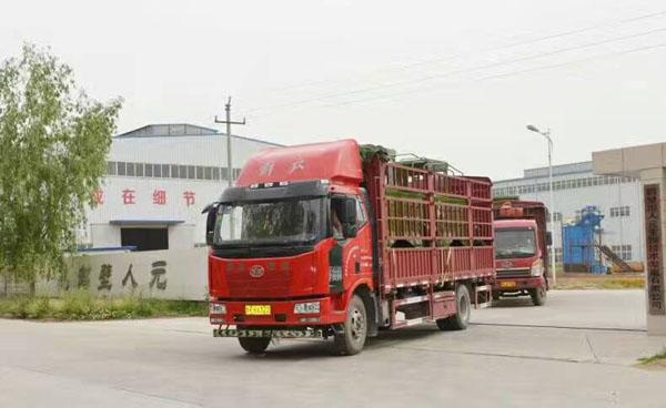 RYFD2000型輪式翻堆機(jī)山東批量發(fā)貨（裝車完畢駛向待發(fā)區(qū)）