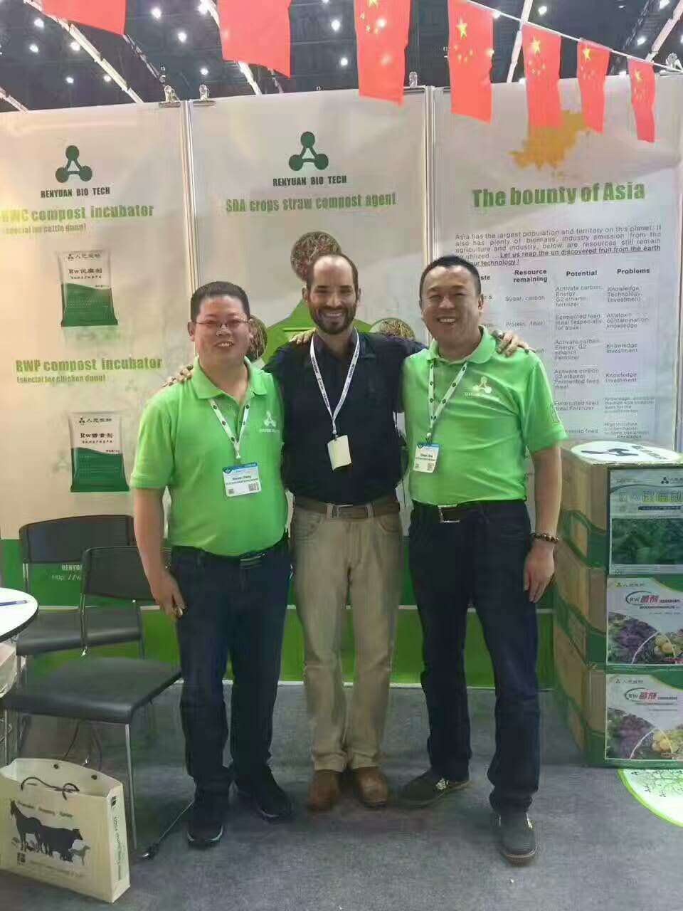 巴西客商萬(wàn)里迢迢追尋人元生物有機(jī)肥翻堆機(jī)