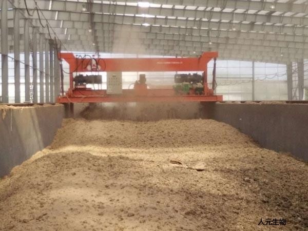 如何利用翻拋機(jī)制作豬糞有機(jī)肥？具體方法是什么？