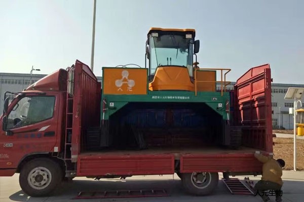 履帶式翻堆機(jī)工作原理簡(jiǎn)單，翻堆效果卻不錯(cuò)