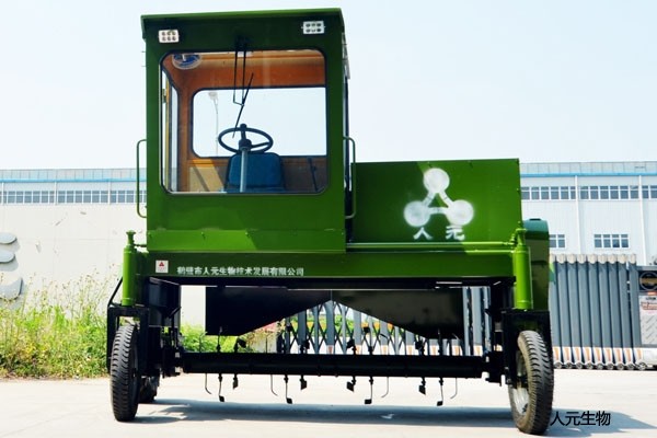 自走式翻堆機(jī)用途特點(diǎn)與優(yōu)點(diǎn)，解決糞污發(fā)酵慢的問(wèn)題！