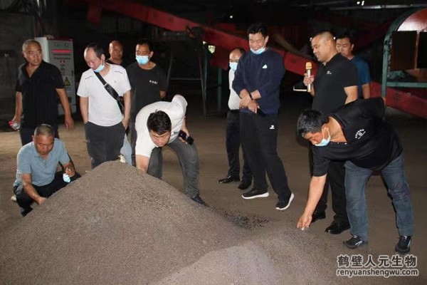 觀摩團參觀農業(yè)有機廢棄物工廠化標準化處理科技示范點