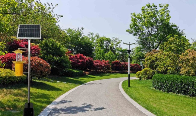 太陽(yáng)能風(fēng)吸電擊式殺蟲(chóng)燈使用